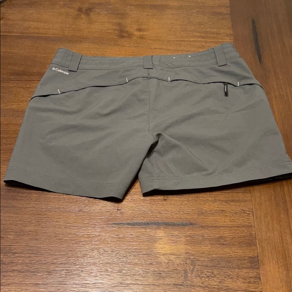 Columbia green shorts Size 10 - Picture 2 of 15